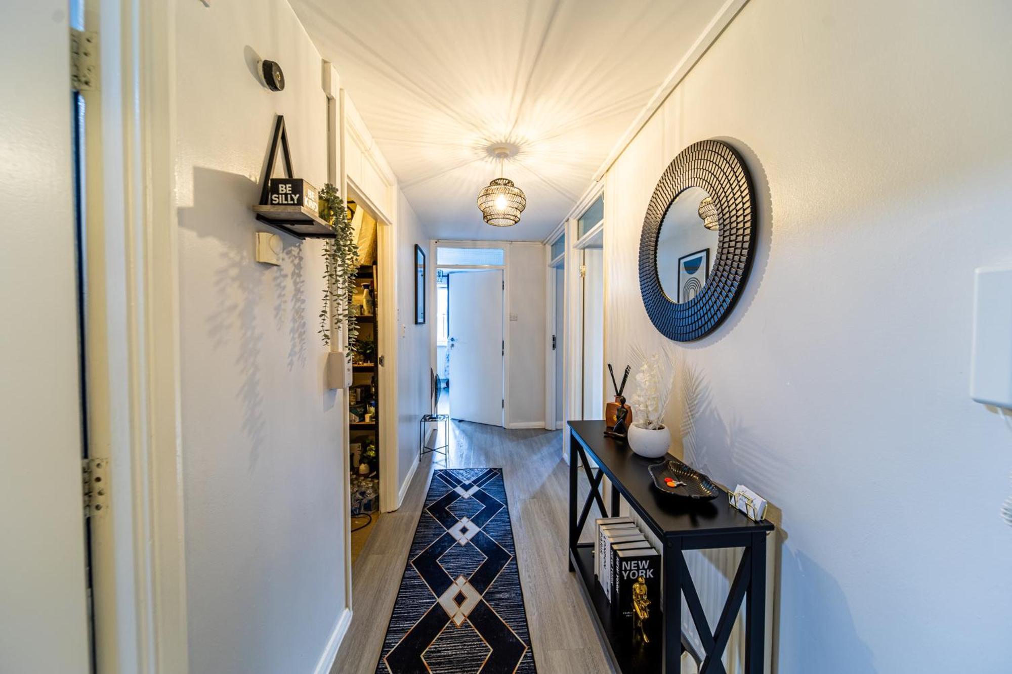 Luxurious & Spacious 3-br Free Parking Balcony Apartment London